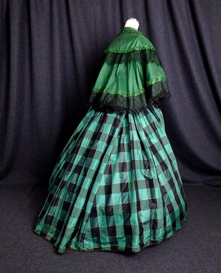 半・分解展で展示する衣服