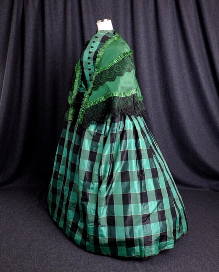 半・分解展で展示する衣服