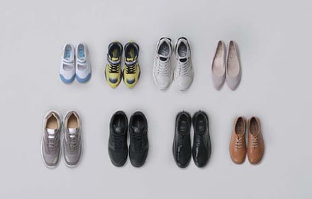 床に並べられた8足のムーンスターのシューズ