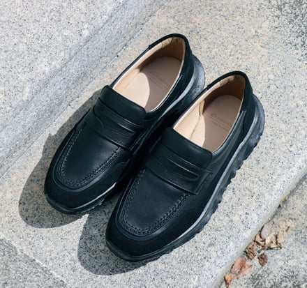 ブラックのローファー