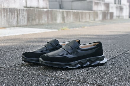 アスファルトの上に置かれたローファー