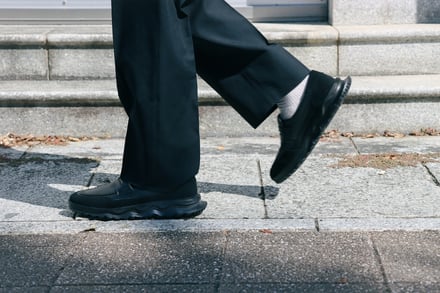 ローファーを履いた足元