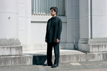 スーツ姿でローファーを履いた男性