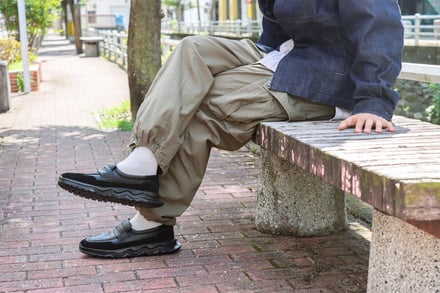 ローファーを履いた足元