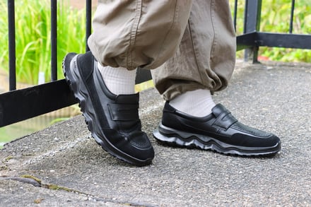 ローファーを履いた足元