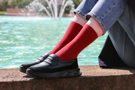 赤いソックスにローファーを合わせた足元