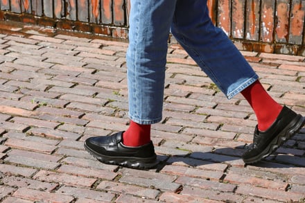 赤いソックスにローファーを合わせた足元