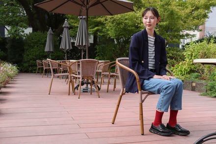 ローファーを履いた女性