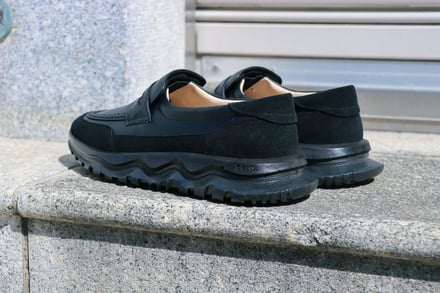 ローファーアスファルトの上に置かれたローファー