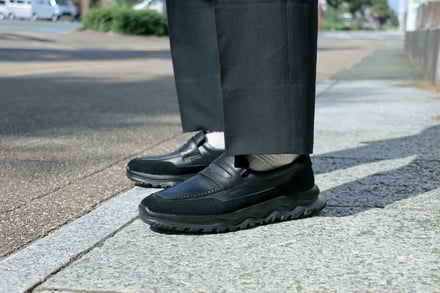 ローファーを履いた足元