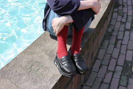 赤いソックスにローファーを合わせた足元