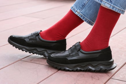 赤いソックスにローファーを合わせた足元