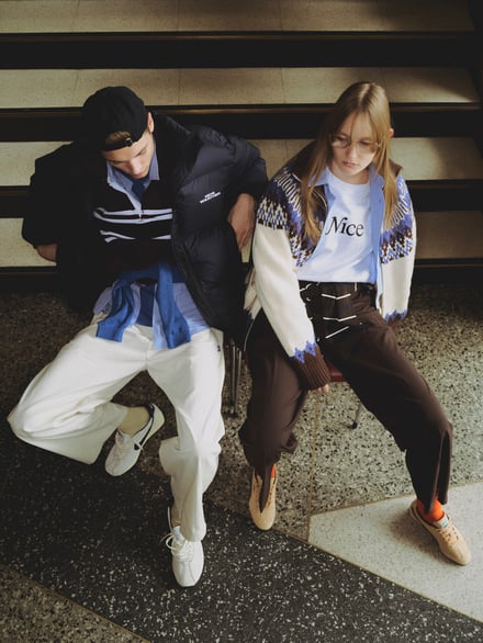 ナイスウェザーのアパレルを着たモデル