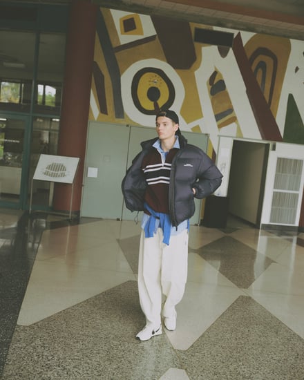 ナイスウェザーのアパレルを着たモデル