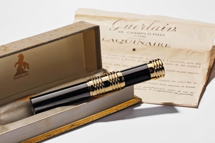 ネイルポリッシュとリムーバー