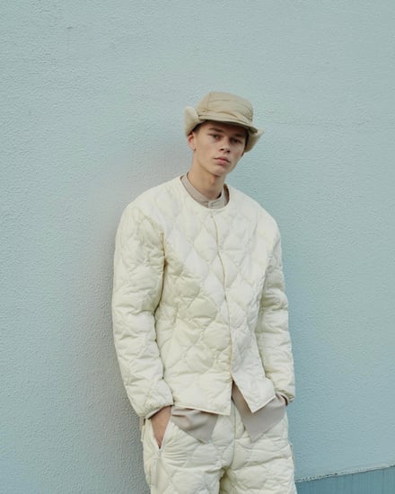 タイオンとホワイトマウンテニアリングがコラボレーションで発売するダウンジャケットとダウンパンツのルック画像