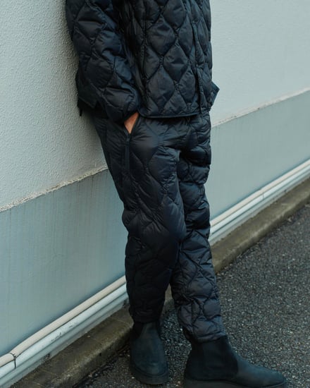 タイオンとホワイトマウンテニアリングがコラボレーションで発売するダウンジャケットとダウンパンツのルック画像