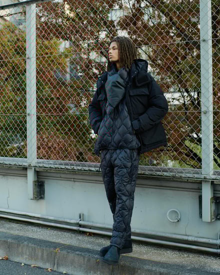 タイオンとホワイトマウンテニアリングがコラボレーションで発売するダウンジャケットとダウンパンツのルック画像