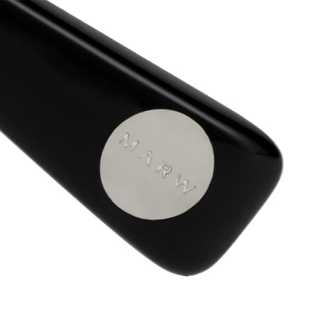 テンプルエンドにデザインされた「MARW」のロゴパーツ