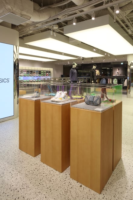 アシックス グランフロント大阪の内観