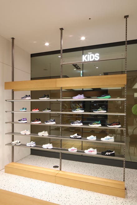 アシックス グランフロント大阪の内観