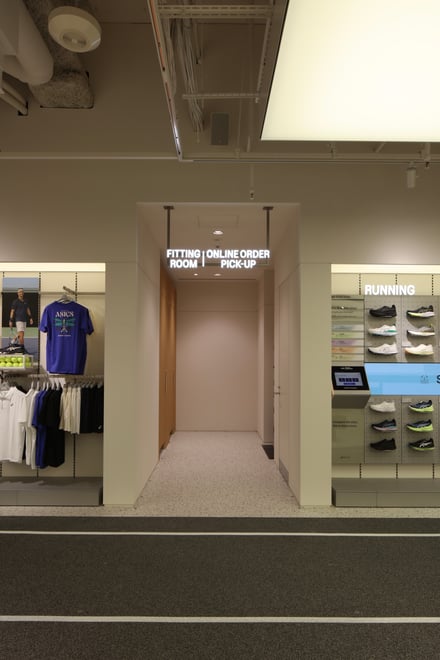アシックス グランフロント大阪の内観