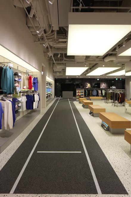 アシックス グランフロント大阪の内観