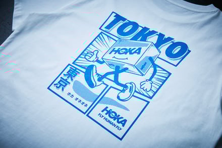 ホカの白いTシャツ