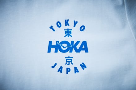 ホカの白いTシャツ