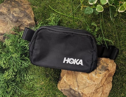 ホカの黒いポーチ