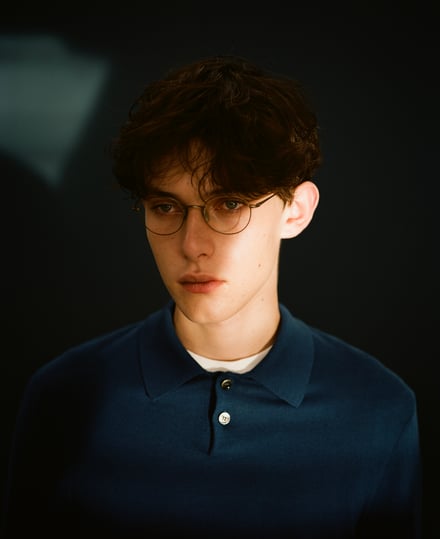 ジンズのアイウェアを着用したモデル