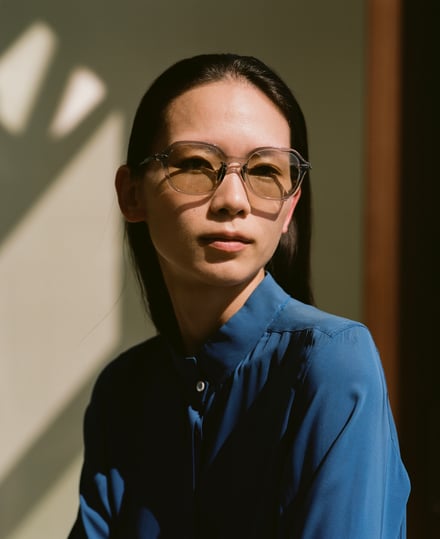 ジンズのアイウェアを着用したモデル