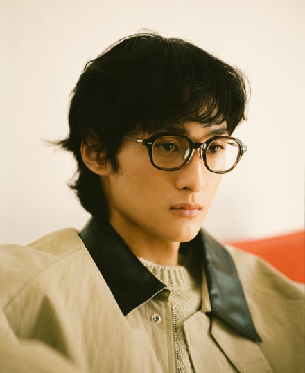 ジンズのアイウェアを着用したモデル