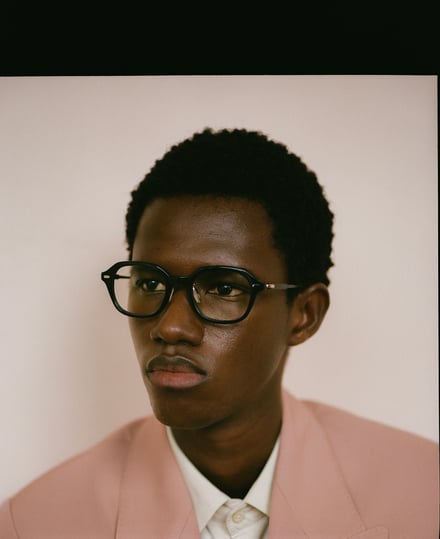 ジンズのアイウェアを着用したモデル