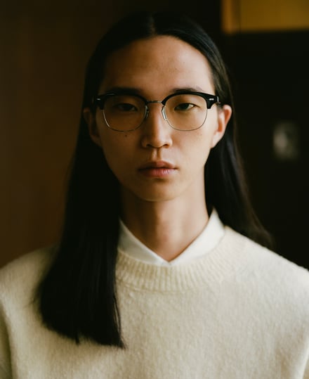 ジンズのアイウェアを着用したモデル