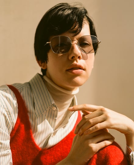 ジンズのアイウェアを着用したモデル