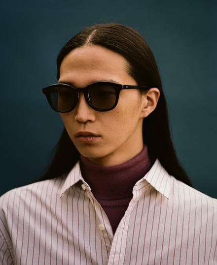 ジンズのアイウェアを着用したモデル