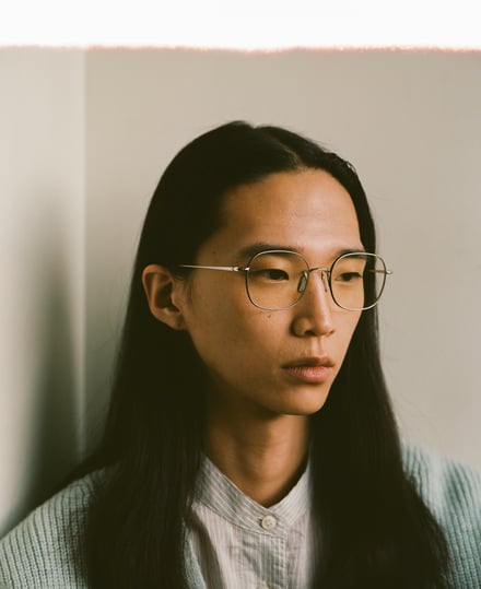 ジンズのアイウェアを着用したモデル