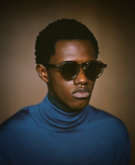 ジンズのアイウェアを着用したモデル