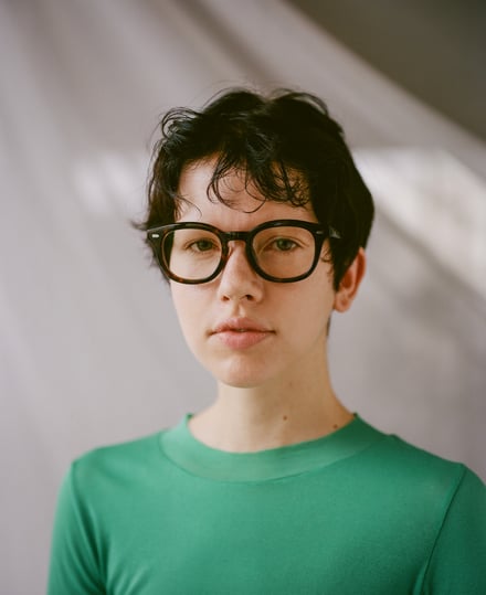 ジンズのアイウェアを着用したモデル