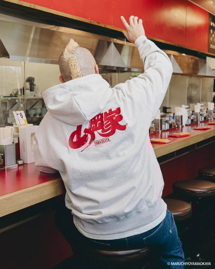 ケボズとラーメン山岡家のコラボレーションのルック画像