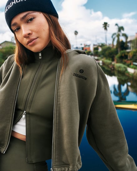 ルルレモンとエレウォンのコラボアイテムを着たモデル