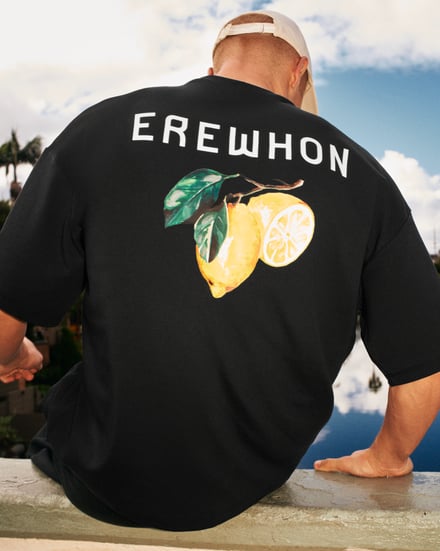 ルルレモンとエレウォンのコラボアイテムを着たモデル