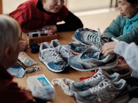 ニューバランスとサシコギャルズがコラボしたアイテムの画像