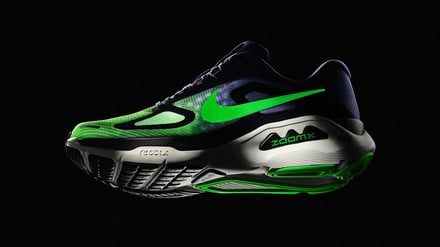 ナイキが発売するランニングシューズ「ストラクチャー プラス」のアイテム画像