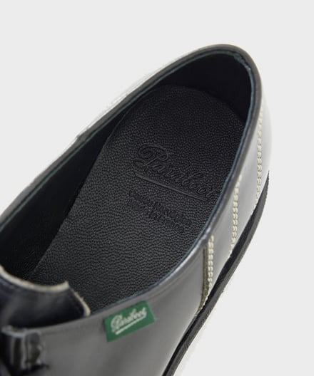 別注したシューズ