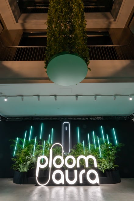 1F エントランスロゴモニュメント