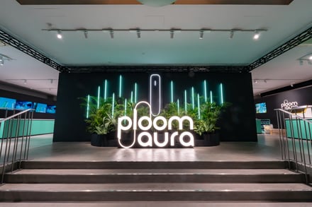 1F エントランスロゴモニュメント