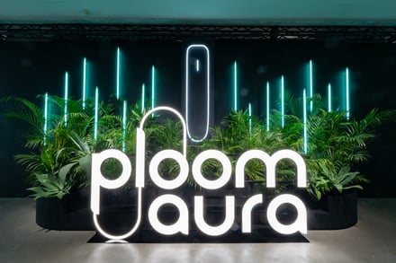 1F エントランスロゴモニュメント