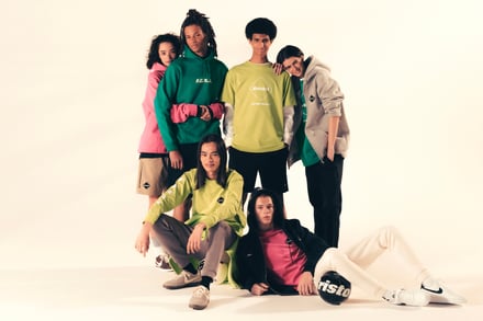 カラフルなフーディー